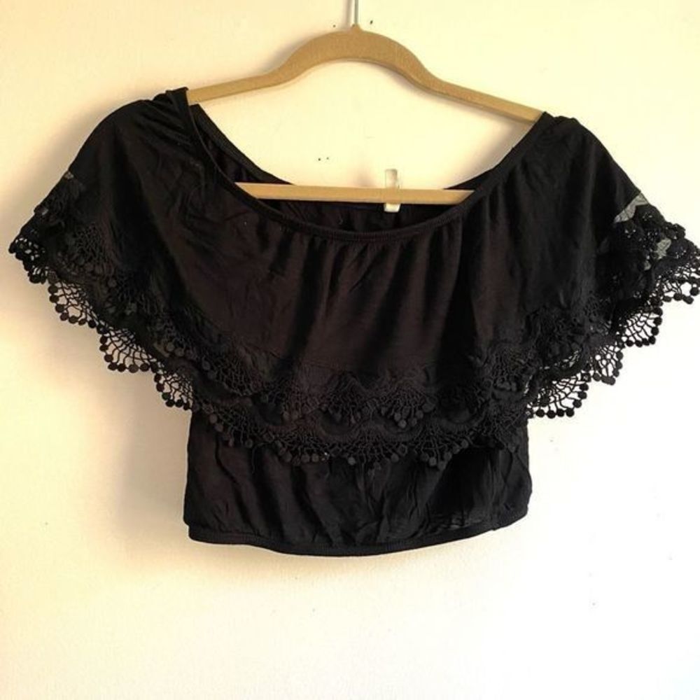 ‎EMMA AND SAM Crop Top